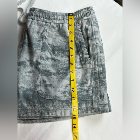 ATHLETA Blue and white Fog Camo FARALLON shorts size XL - Picture 14 of 14